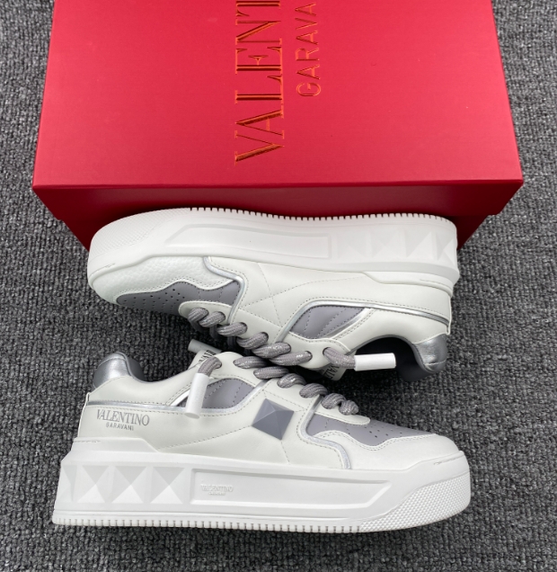 VAENT*NO ONE GARAVANI White One Stud Low-Top Sneakers