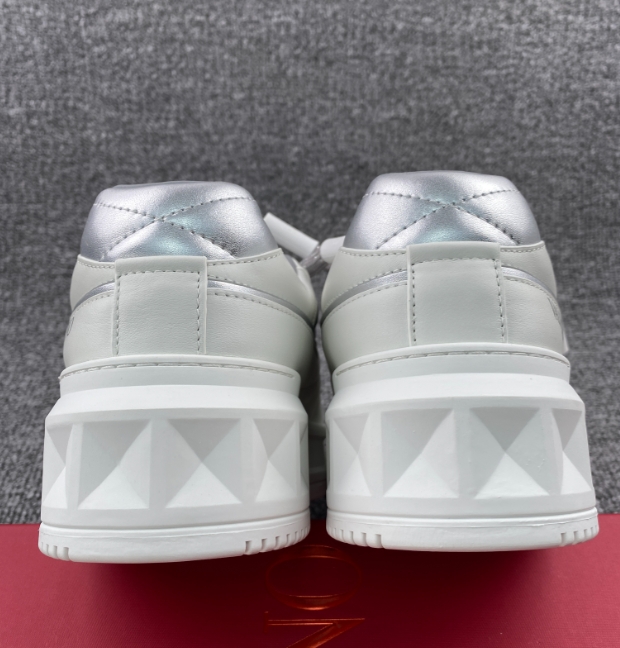 VAENT*NO ONE GARAVANI White One Stud Low-Top Sneakers
