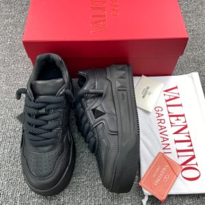 VAENT*NO GARAVANI Black One Stud Sneakers