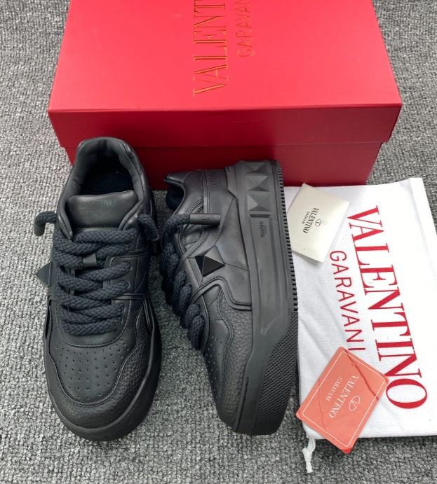 VAENT*NO GARAVANI Black One Stud Sneakers