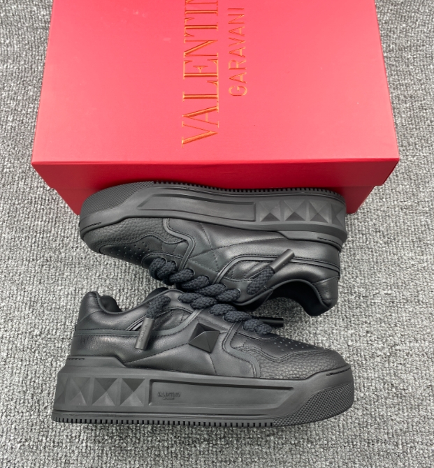 VAENT*NO GARAVANI Black One Stud Sneakers