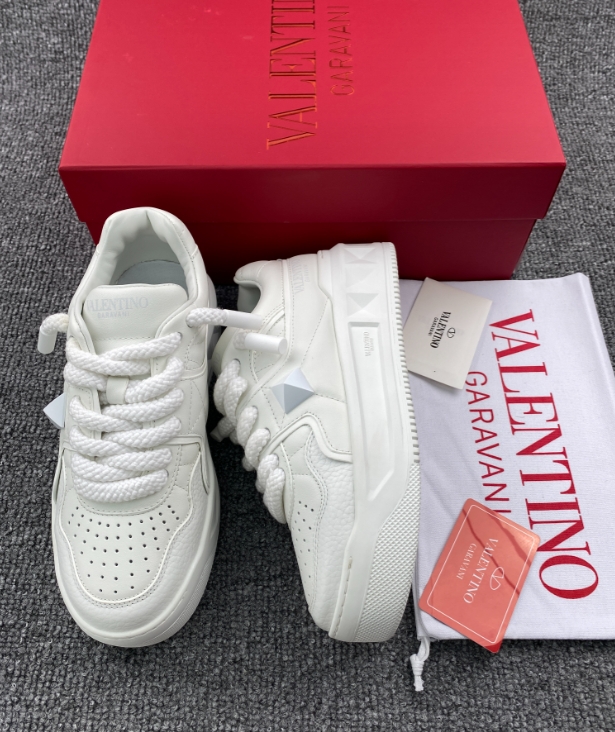 VAENT*NO GARAVANI White One Stud Sneakers