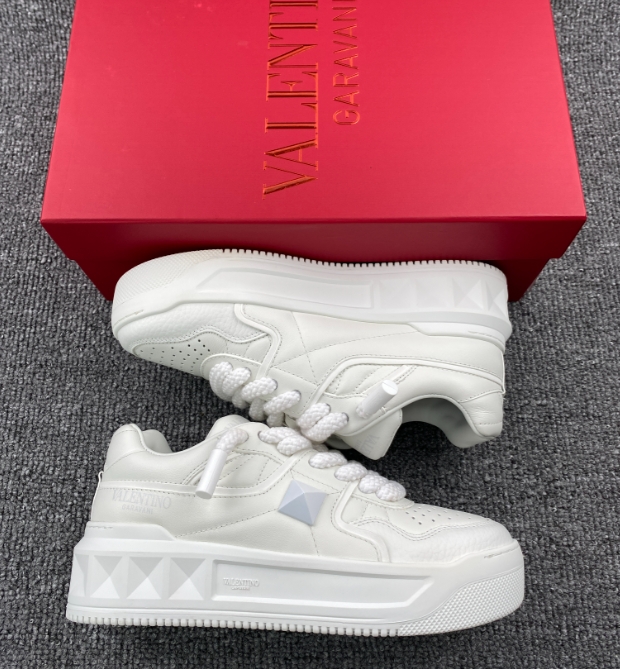 VAENT*NO GARAVANI White One Stud Sneakers