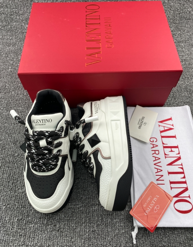 VAENT*NO GARAVANI Black & White One Stud Sneakers