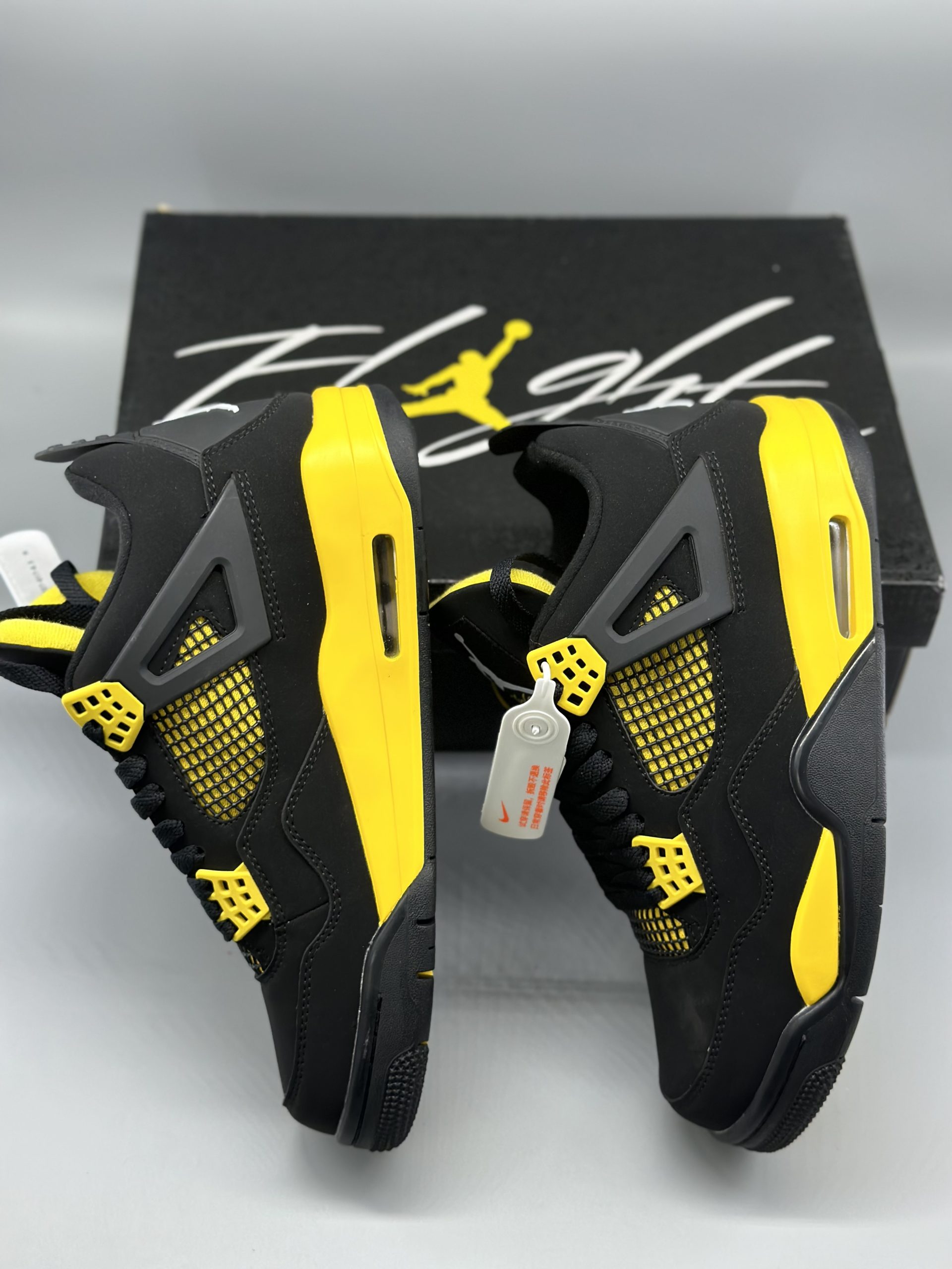 Jordan 4 Retro Thunder (2023)