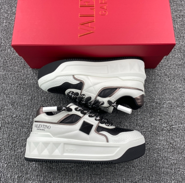 VAENT*NO GARAVANI Black & White One Stud Sneakers