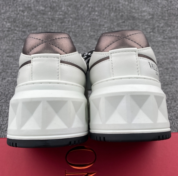 VAENT*NO GARAVANI Black & White One Stud Sneakers